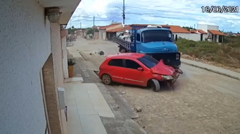 Funcionário de prefeitura joga caminhão contra carro de ex-secretário